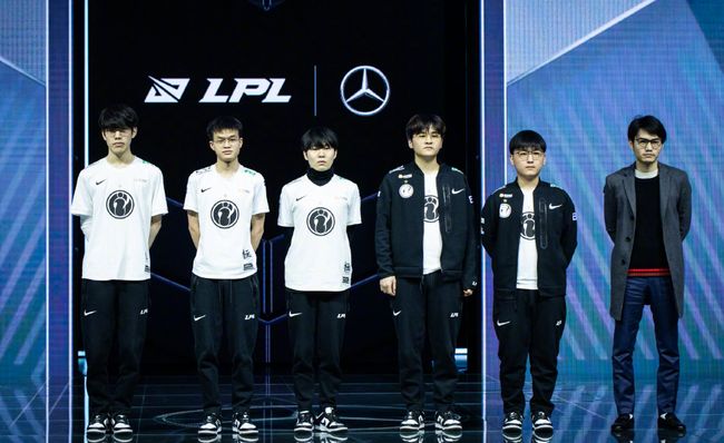 她以一个不 她以一个不